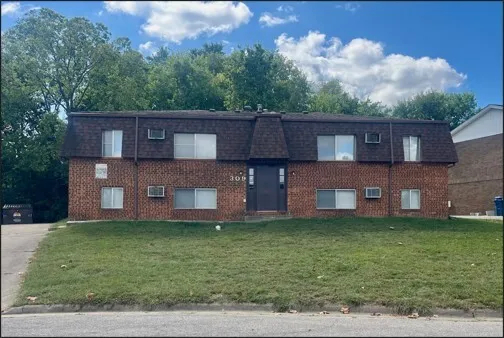 a view of a house with a yard