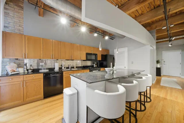 $2,500 | 375 West Erie Street, Unit 323, Chicago, IL 60654