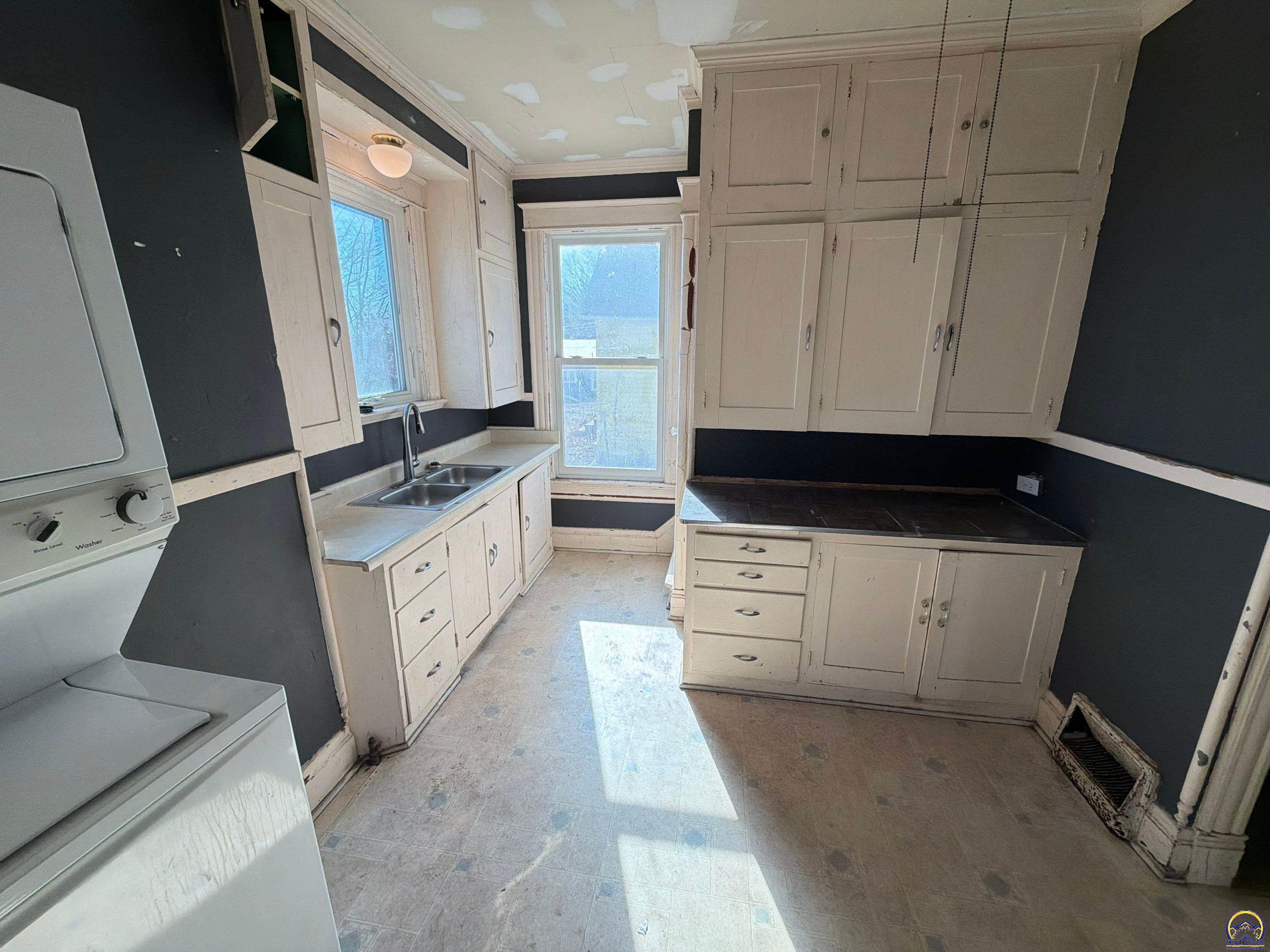 1224 Southwest Taylor Street Topeka, KS 66612 - Photo 3 of 34