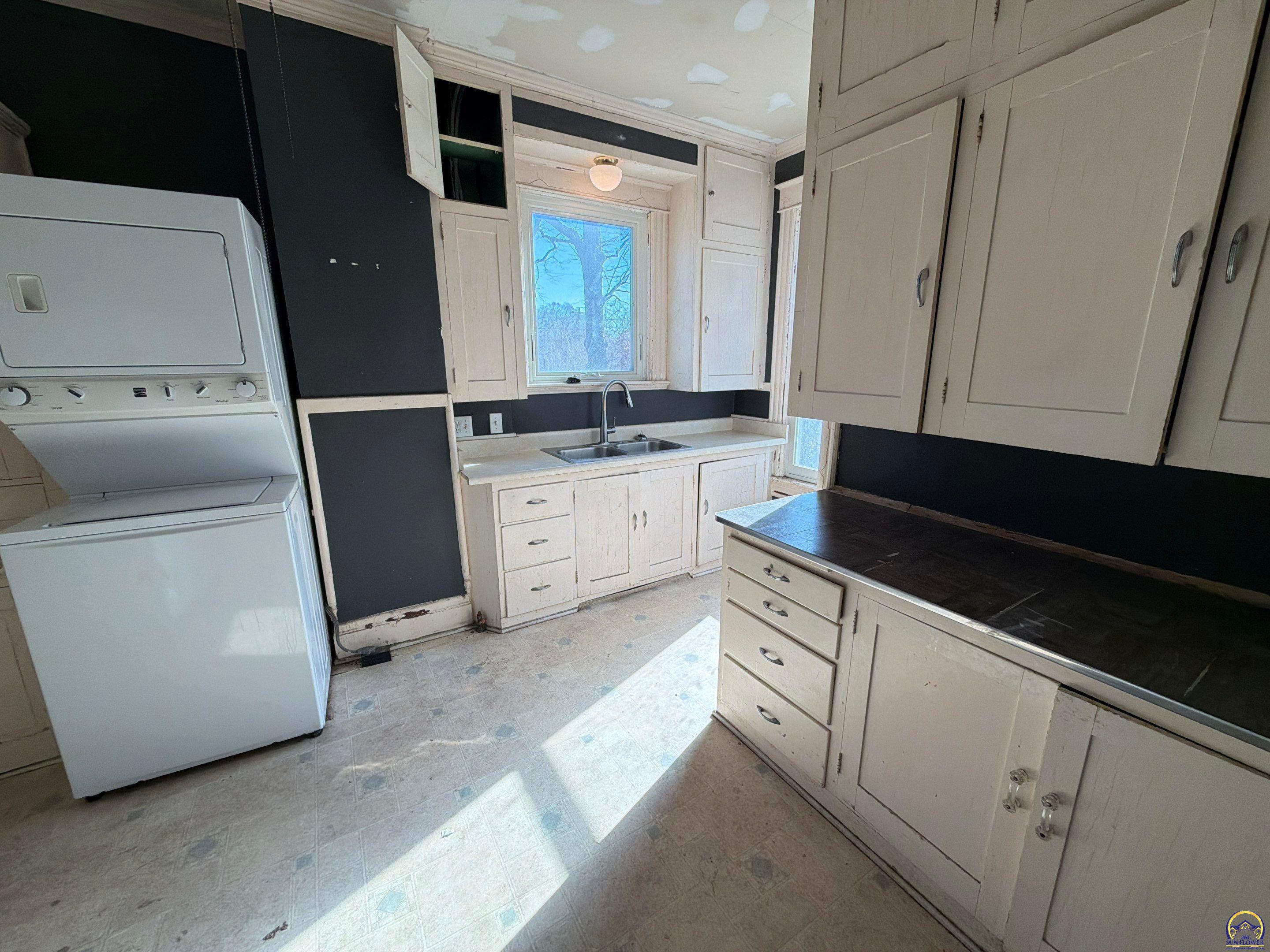 1224 Southwest Taylor Street Topeka, KS 66612 - Photo 4 of 34