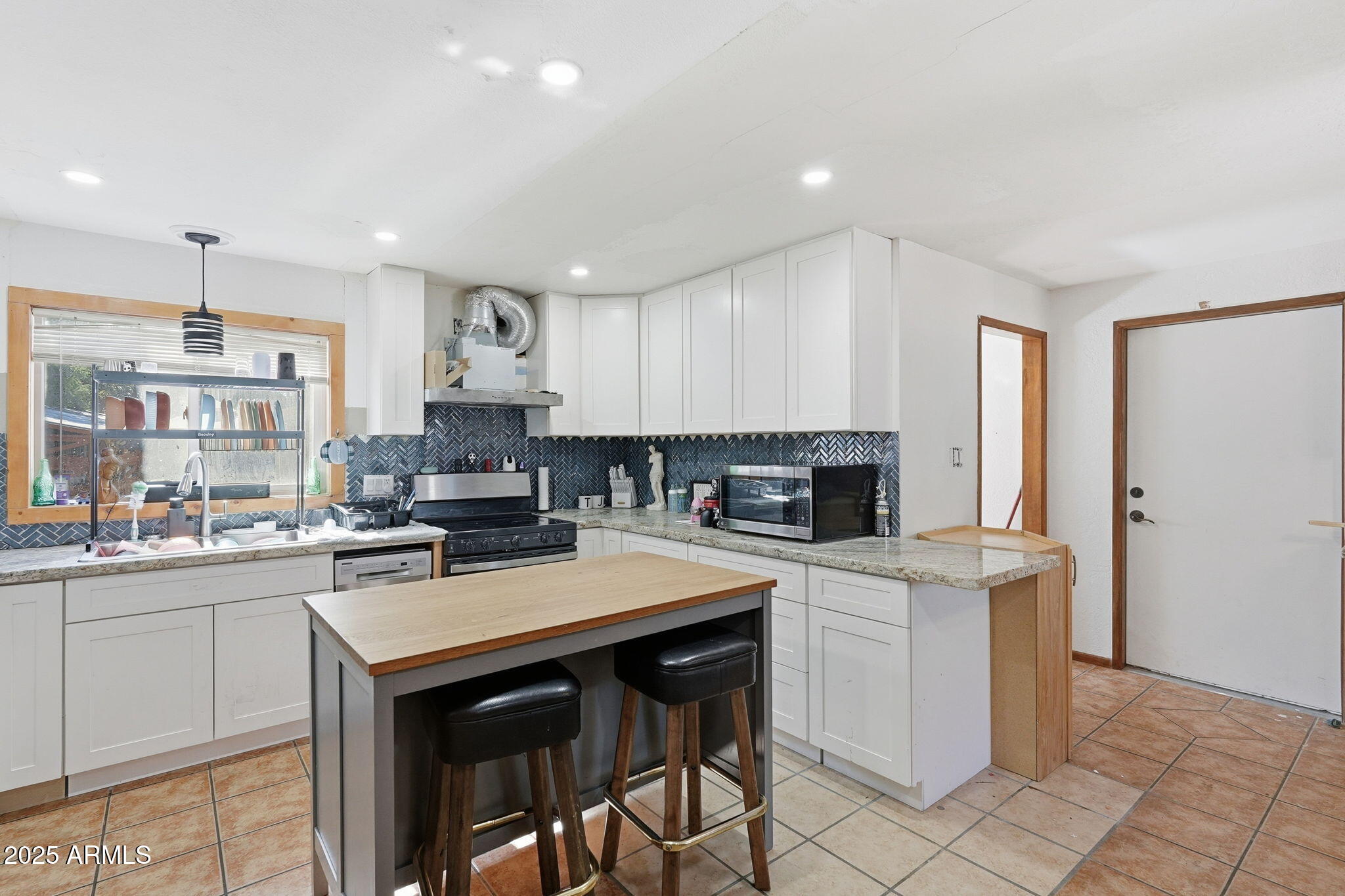 401 South Mariposa Street Payson, AZ 85541 - Photo 11 of 39 a kitchen with a sink a stove a refrigerator and a cabinets