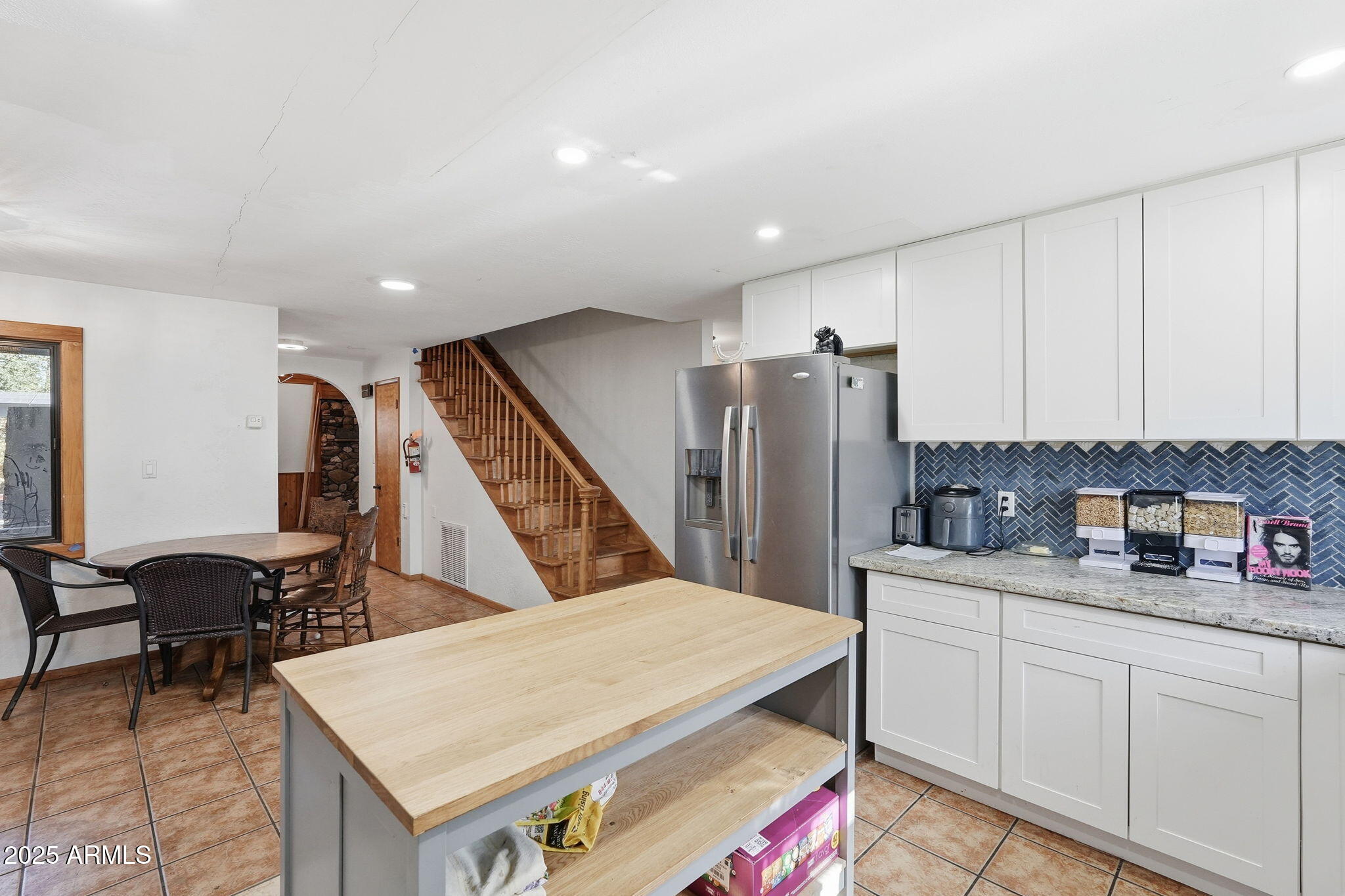 401 South Mariposa Street Payson, AZ 85541 - Photo 13 of 39 a very nice looking room with a large window