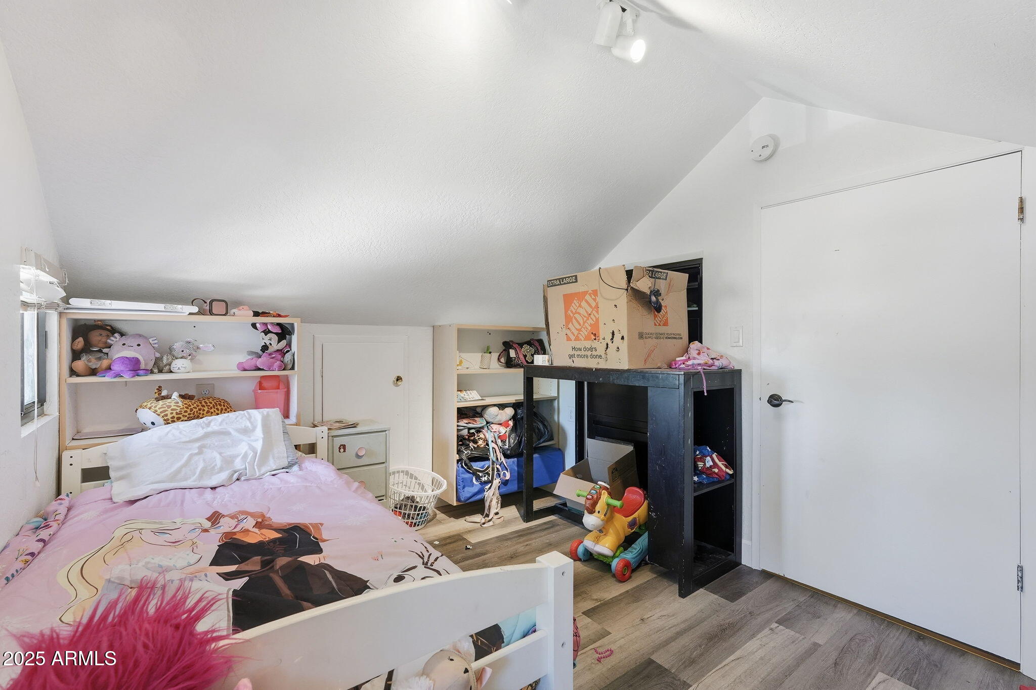 401 South Mariposa Street Payson, AZ 85541 - Photo 20 of 39 a bed room with a bed and a tv