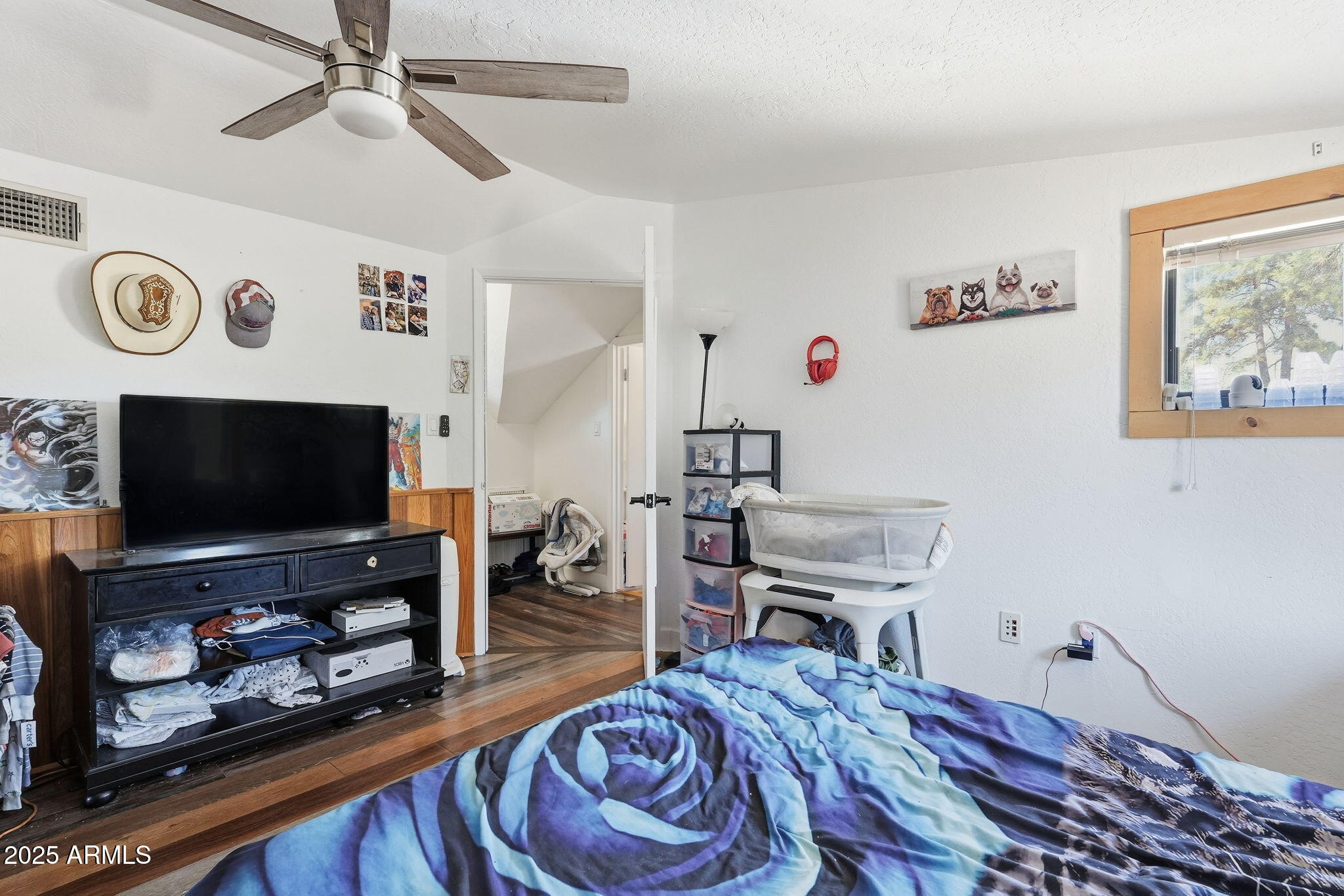 401 South Mariposa Street Payson, AZ 85541 - Photo 23 of 39 a living room with furniture and a flat screen tv