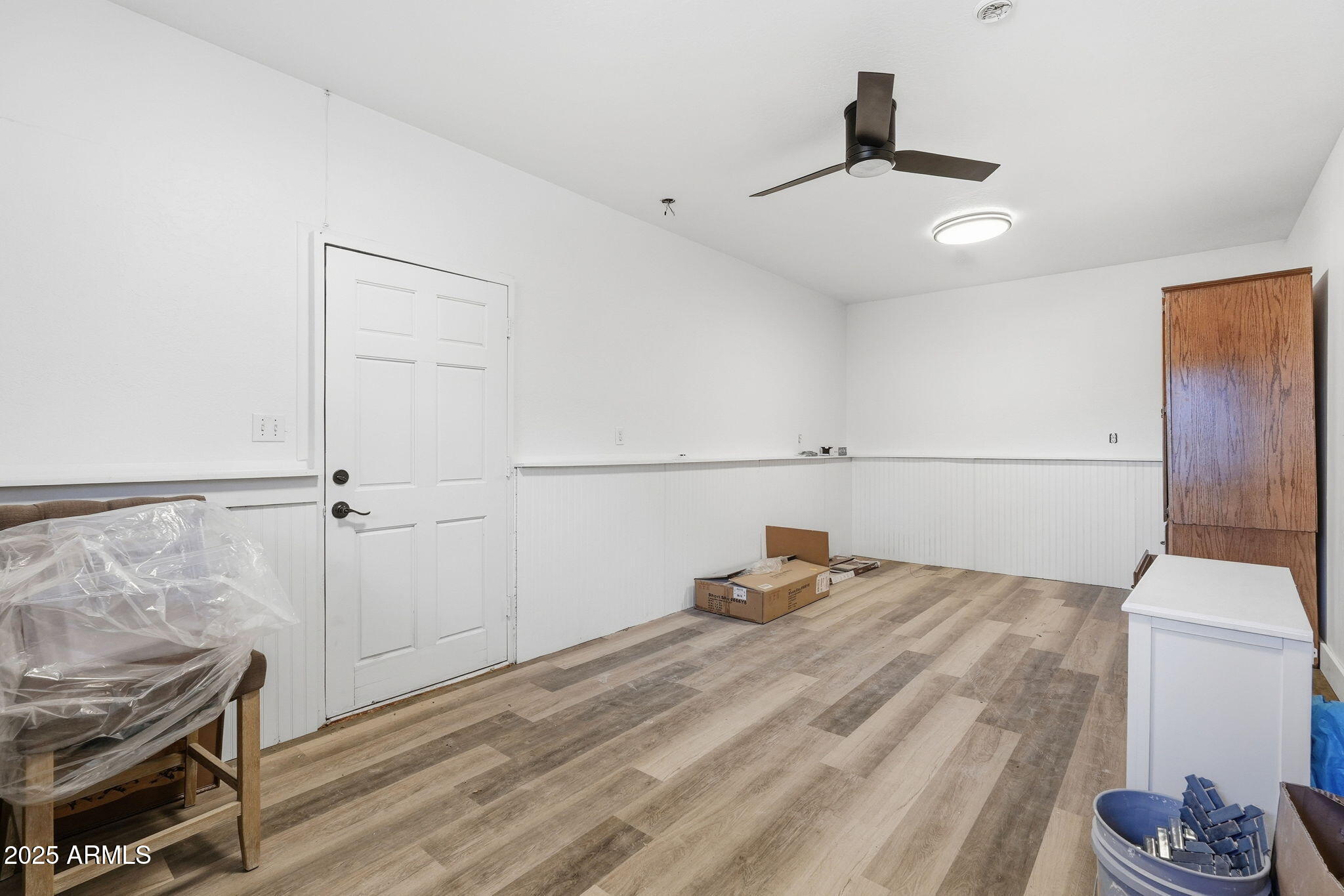 401 South Mariposa Street Payson, AZ 85541 - Photo 36 of 39 a bedroom with a bed and cabinets