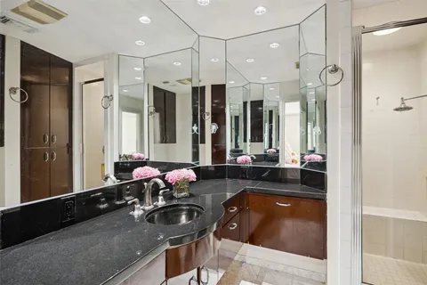 $947,500 | 5603 Locke Lane, Houston, TX 77056