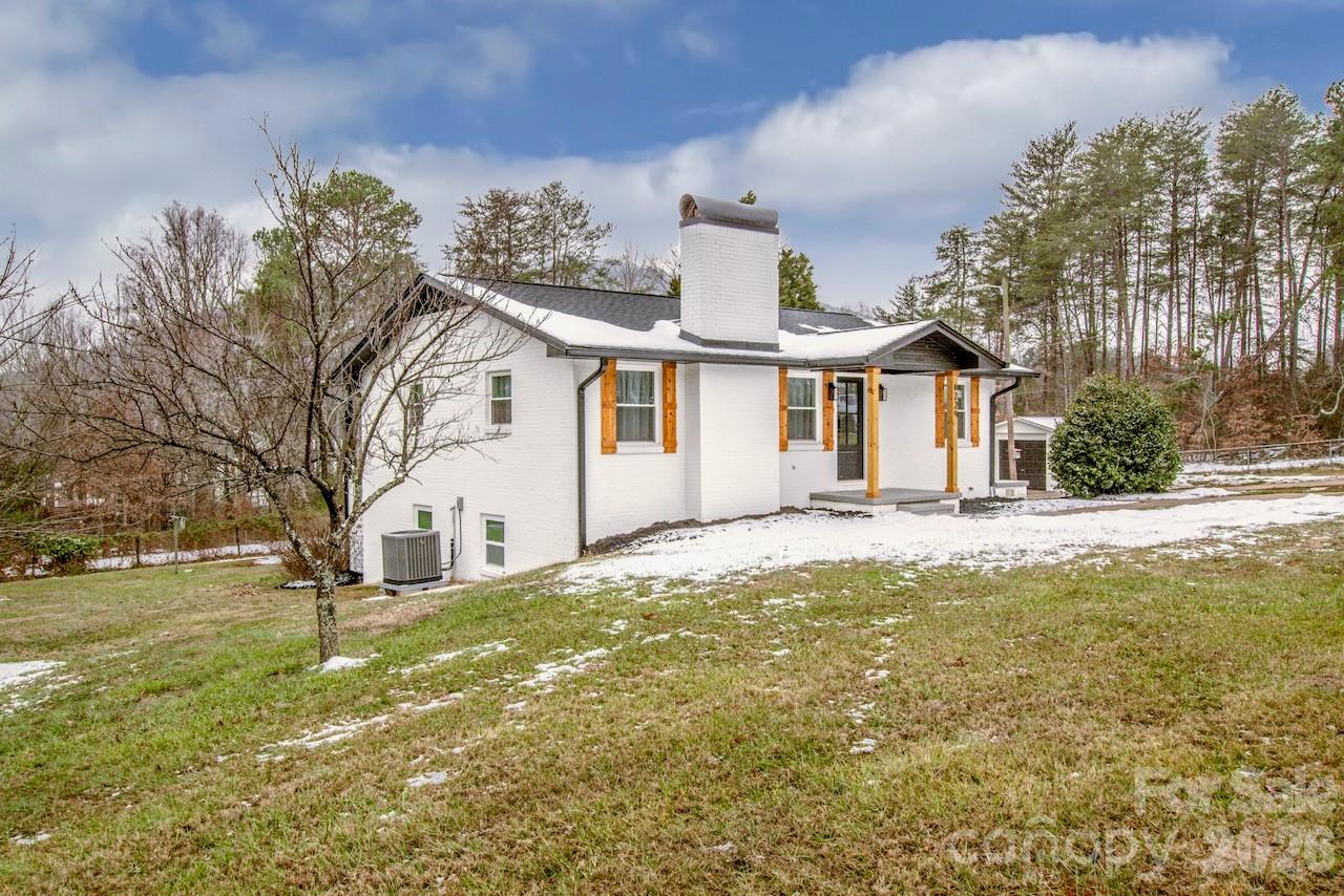 6229 Mountain Grove Road Hickory, NC 28602 - Photo 5 of 41 a front view of a house with a yard