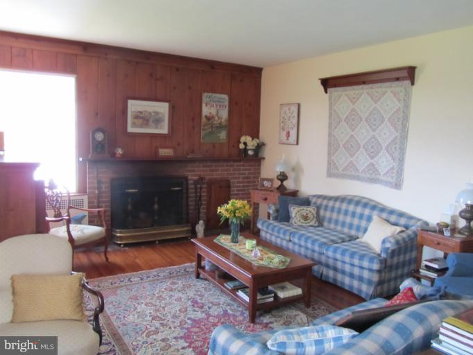 17110 Comus Road Dickerson, MD 20842 - Photo 6 of 15 Family Room