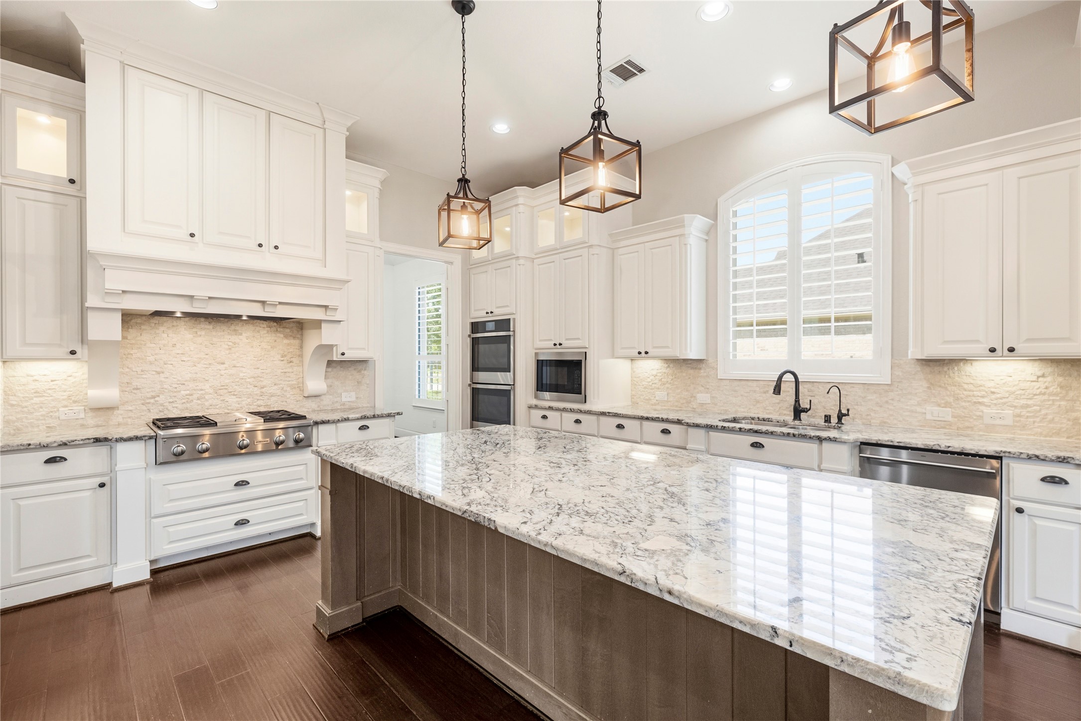 28226 South Firethorne Road Katy, TX 77494 - Photo 9 of 39 This chef’s dream is meticulously appointed with premium granite countertops, a large social island with breakfast bar and high-end stainless steel appliances.