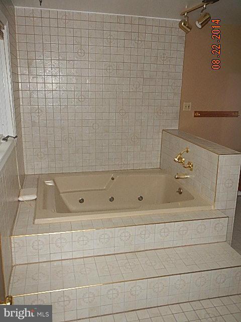 17408 Cherokee Lane Olney, MD 20832 - Photo 19 of 22 Bath (Master)