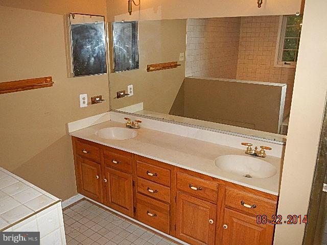 17408 Cherokee Lane Olney, MD 20832 - Photo 21 of 22 Bath (Master)