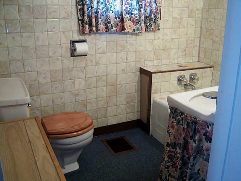 615 Adams Street Rochester, PA 15074 - Photo 7 of 13 Full Bath.