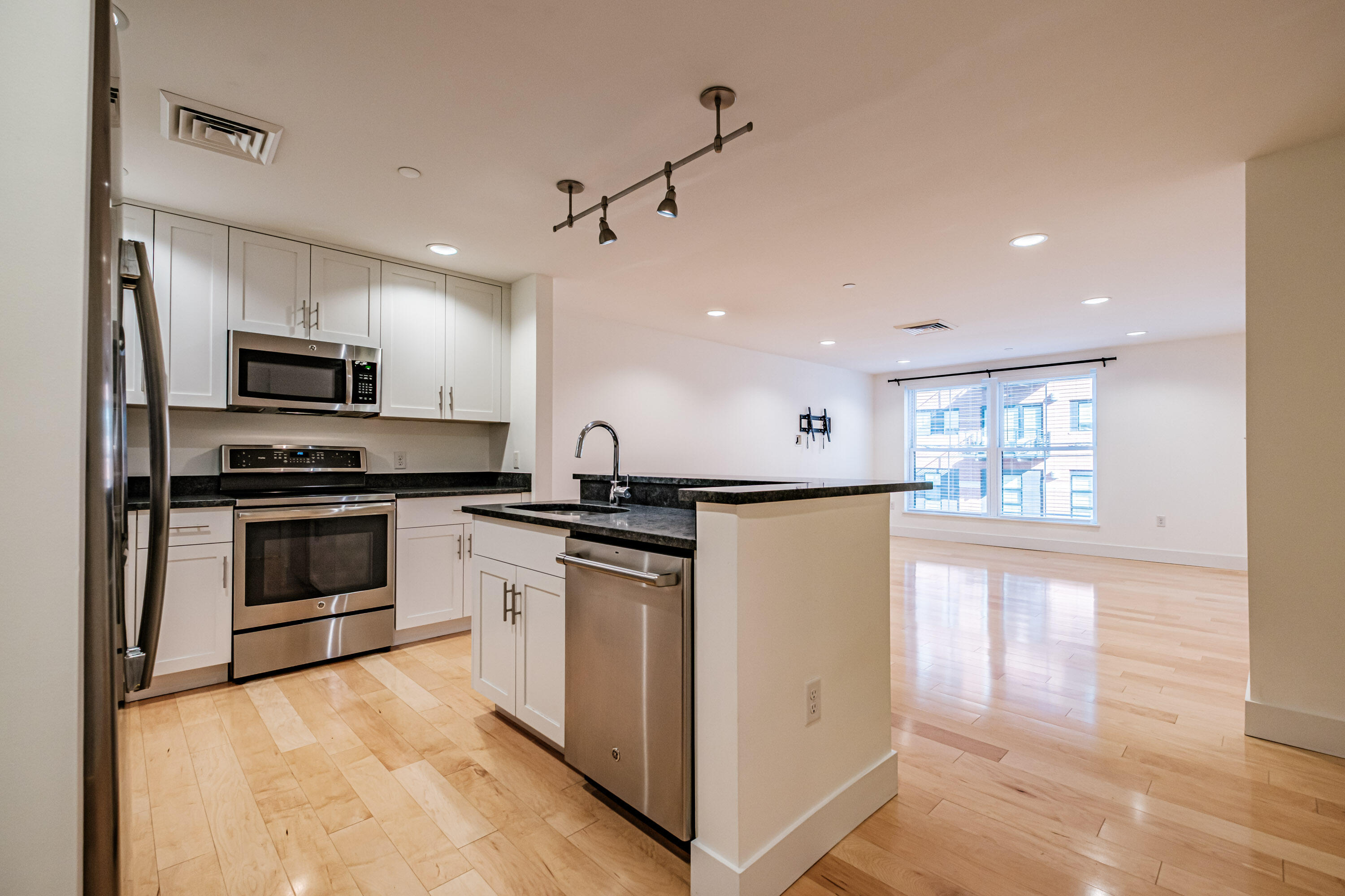 25 High Street, Unit 214 Portland, ME 04101 - Photo 12 of 54 Kitchen
