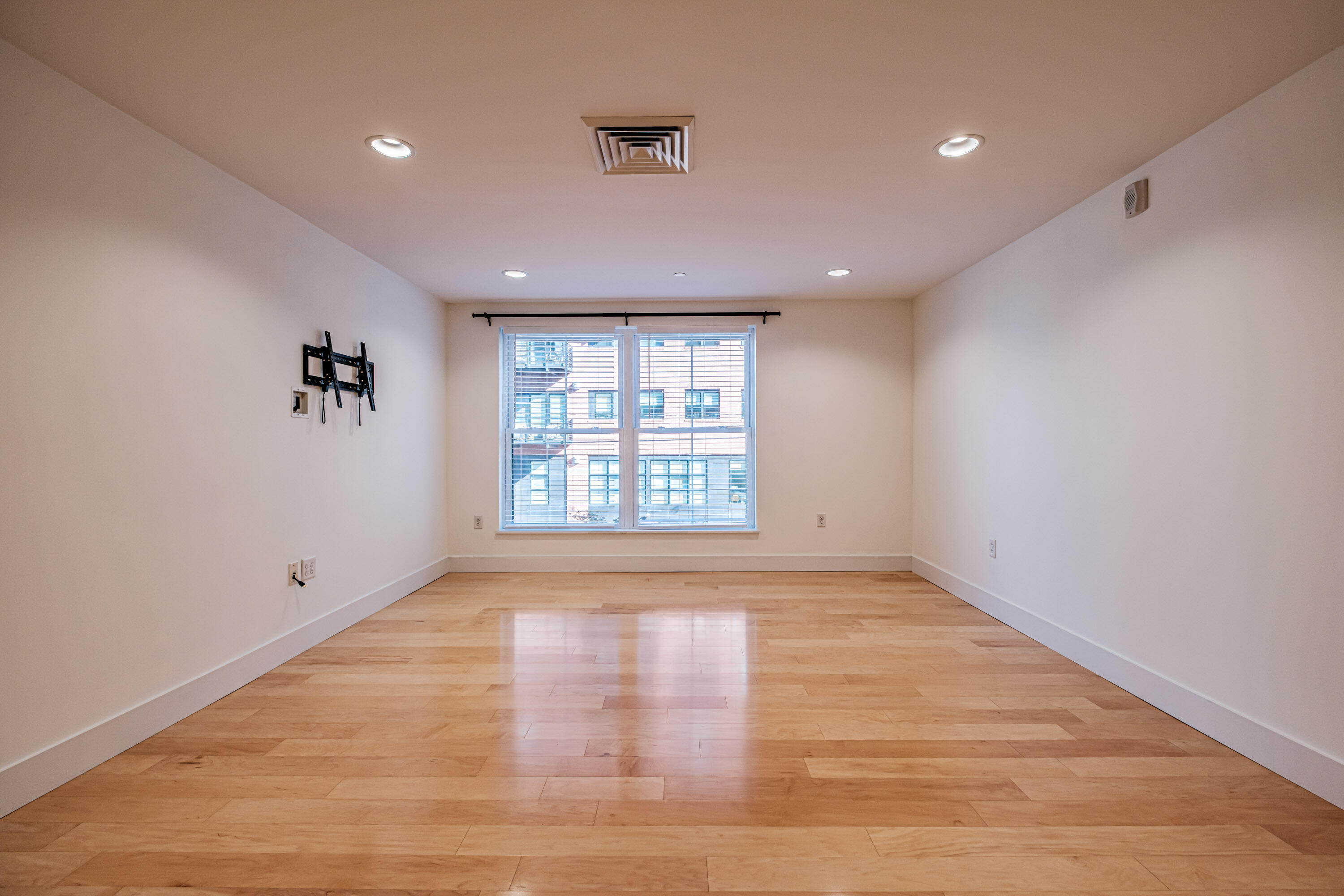 25 High Street, Unit 214 Portland, ME 04101 - Photo 21 of 54 Living Room
