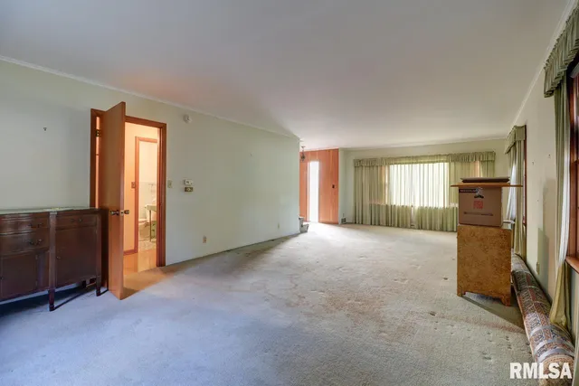 $279,900 | 910 2nd Avenue South, Clinton, IA 52732