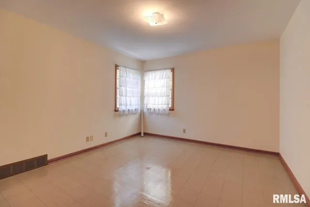 $279,900 | 910 2nd Avenue South, Clinton, IA 52732