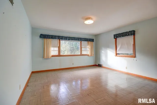 $279,900 | 910 2nd Avenue South, Clinton, IA 52732