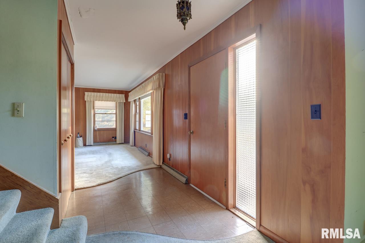 910 2nd Avenue South Clinton, IA 52732 - Photo 3 of 54