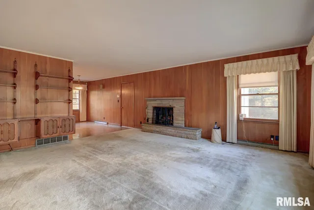 $279,900 | 910 2nd Avenue South, Clinton, IA 52732