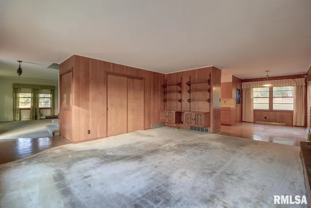 $279,900 | 910 2nd Avenue South, Clinton, IA 52732