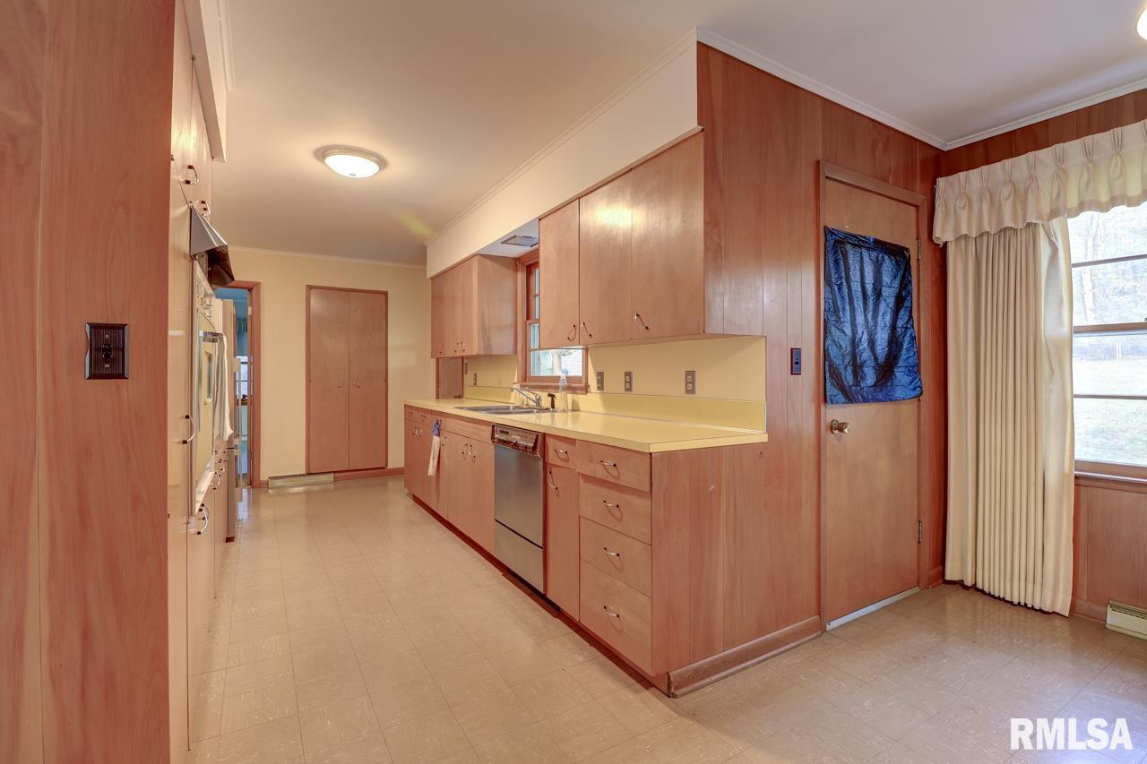 910 2nd Avenue South Clinton, IA 52732 - Photo 8 of 54