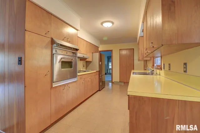 $279,900 | 910 2nd Avenue South, Clinton, IA 52732