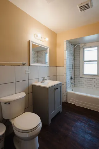 $1,525 | 714 Helmholz Avenue, Unit 2, Waukegan, IL 60085