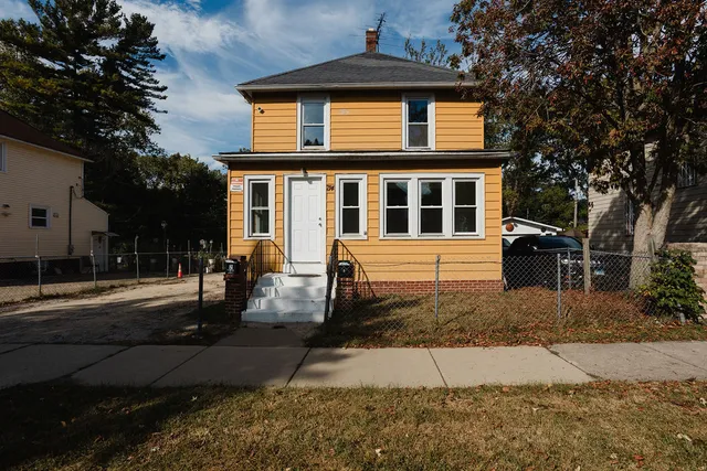$1,525 | 714 Helmholz Avenue, Unit 2, Waukegan, IL 60085