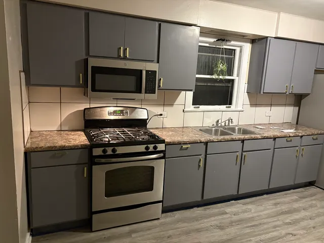 $1,525 | 714 Helmholz Avenue, Unit 2, Waukegan, IL 60085