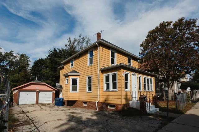 $1,525 | 714 Helmholz Avenue, Unit 2, Waukegan, IL 60085