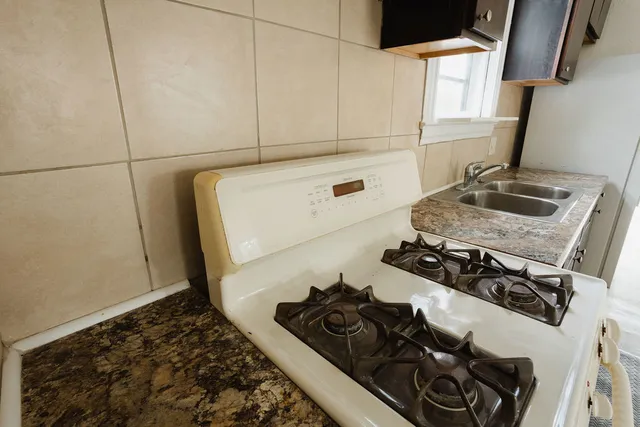 $1,425 | 714 Helmholz Avenue, Unit 2, Waukegan, IL 60085