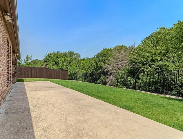 a view of a yard with a street