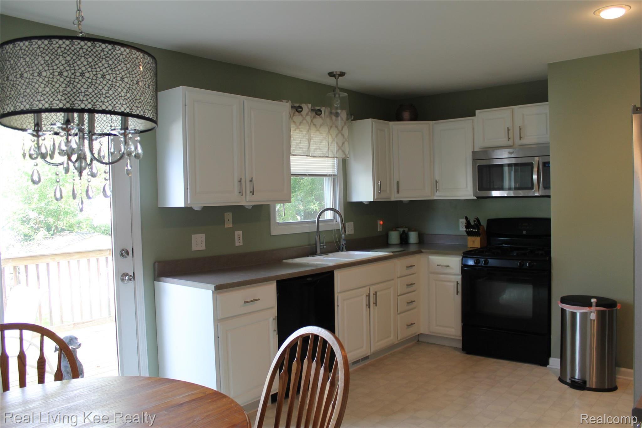 2674 Simpson Drive Rochester, MI 48309 - Photo 10 of 35 IMG_4485.JPG