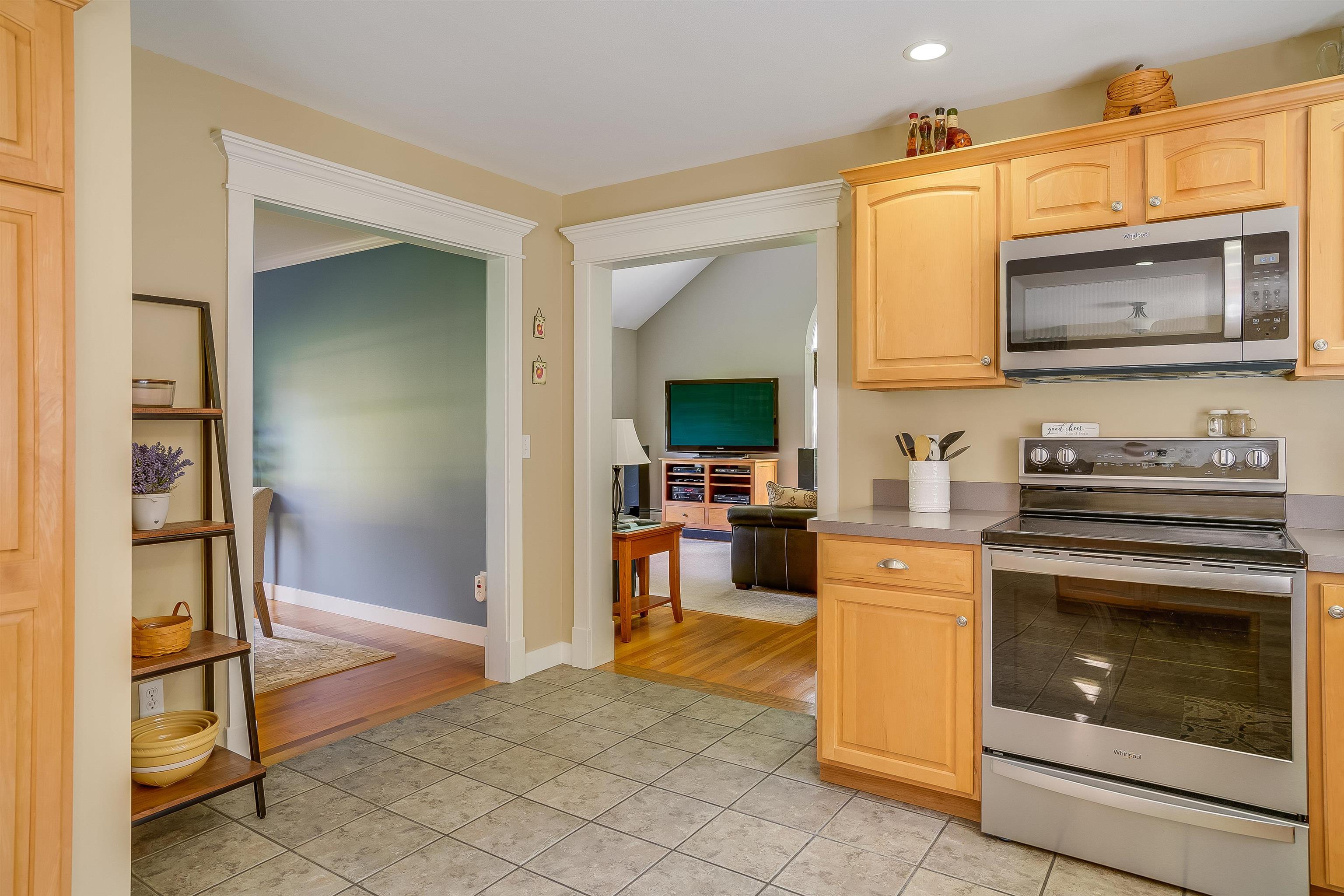 289 Meadow Fox Lane Chester, NH 03036 - Photo 3 of 35