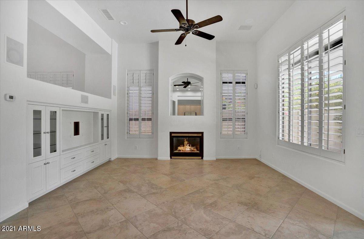 5223 East Hashknife Road Phoenix, AZ 85054 - Photo 6 of 26 06-Family Room