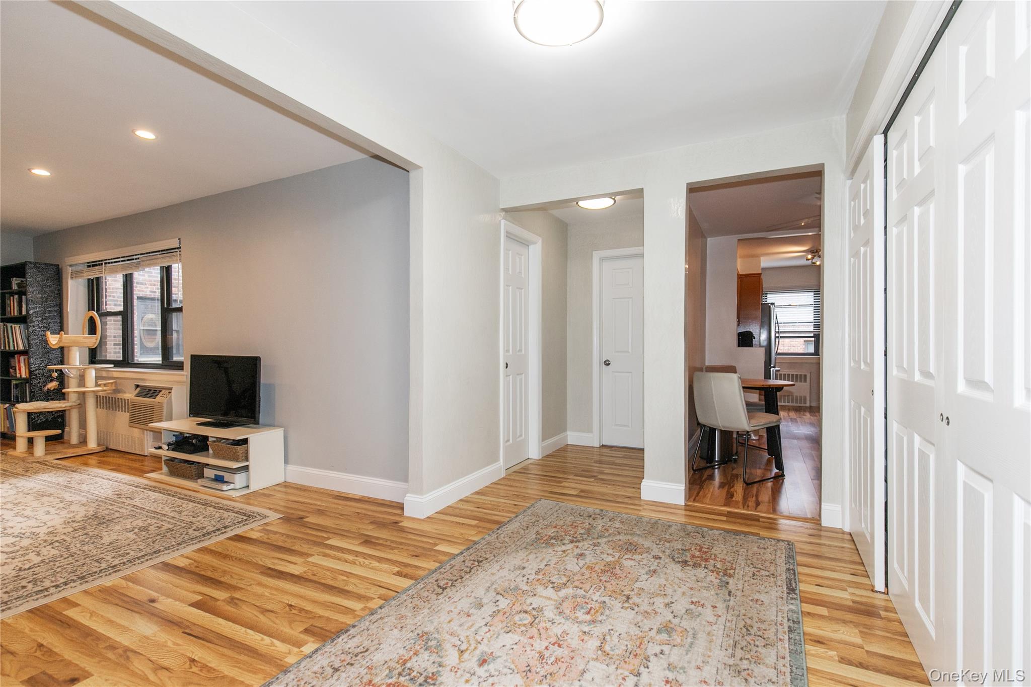 35 Knightsbridge Road, Unit 2B Great Neck, NY 11021 - Photo 6 of 20