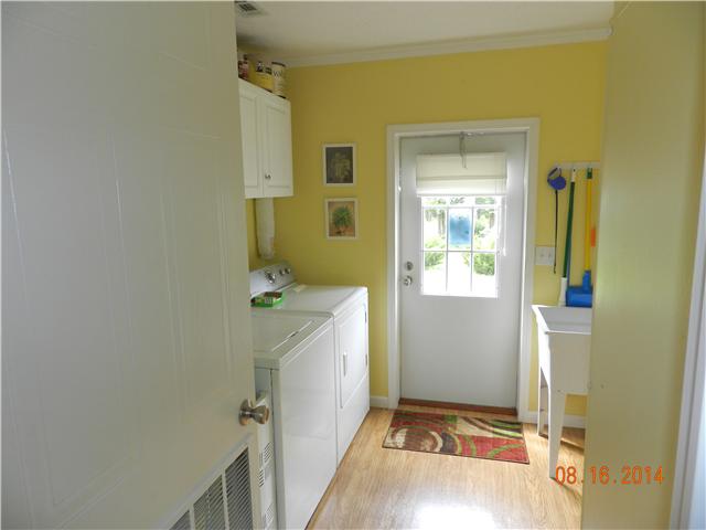 2407 Sylvia Road Dickson, TN 37055 - Photo 11 of 19 Utility Room/Mud Room w/Wash Tub.