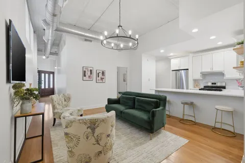 $1,399,000 | 1900 West Oakdale Avenue, Chicago, IL 60657