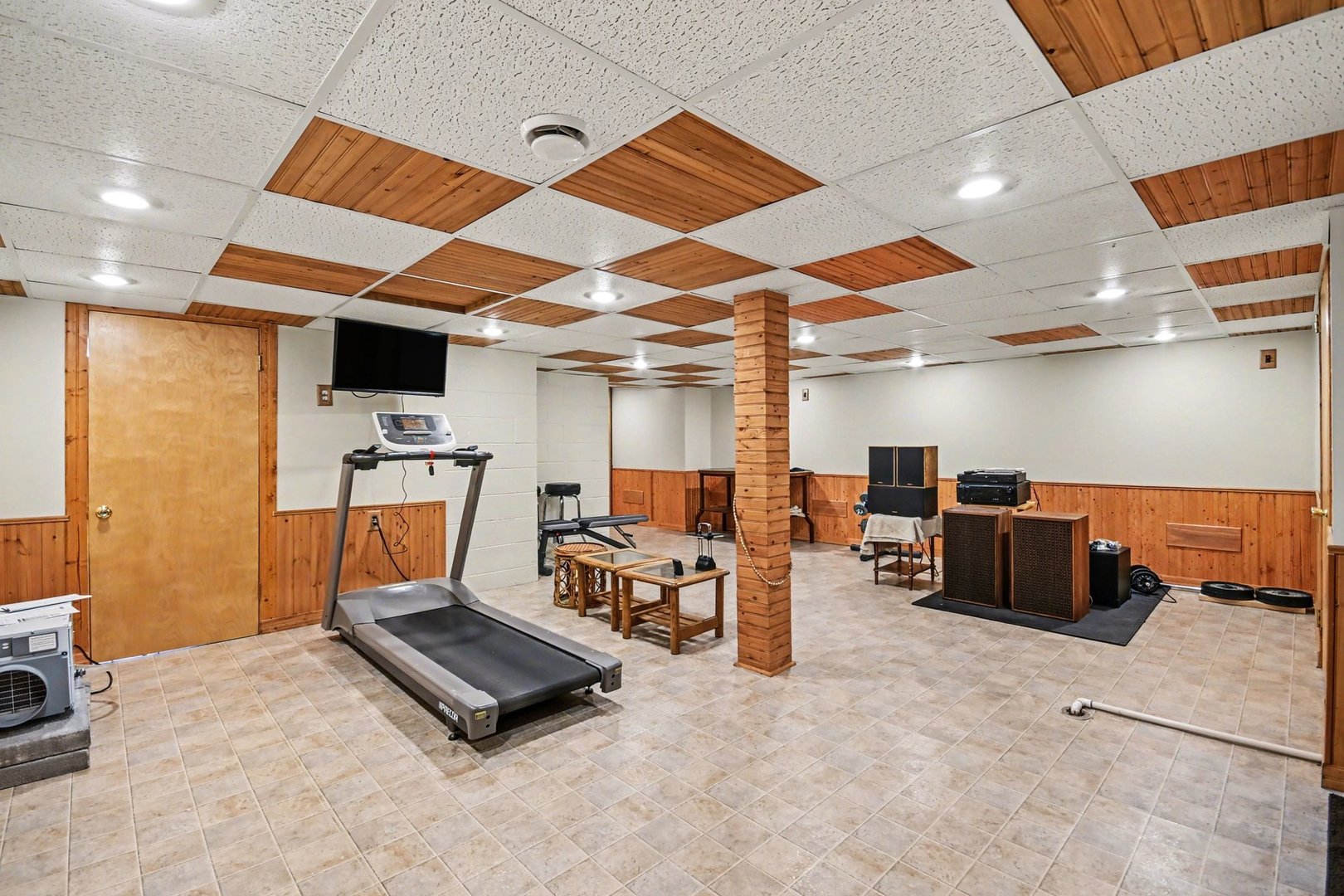 14340 West Bruce Road Homer Glen, IL 60491 - Photo 25 of 38 a living room with furniture gym equipment and a table