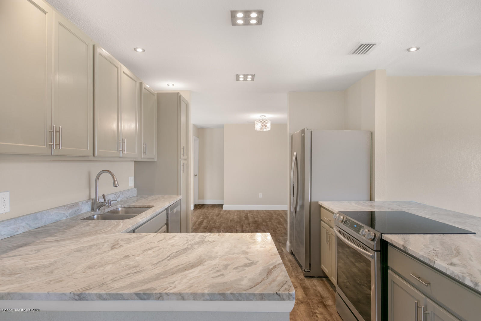 1058 Cromey Road Northeast Palm Bay, FL 32905 - Photo 24 of 29 Kitchen w/beautiful granite counter tops