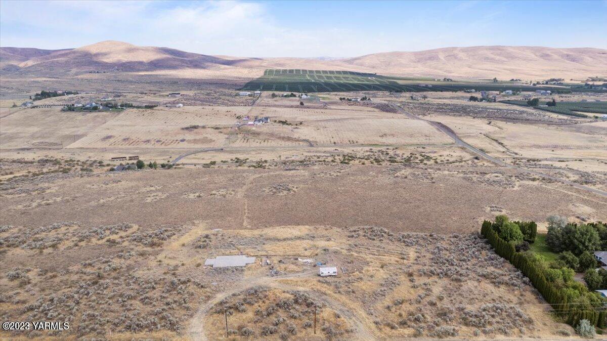115 Black Hawk Road Yakima, WA 98908 - Photo 2 of 10 a view of lake with mountain