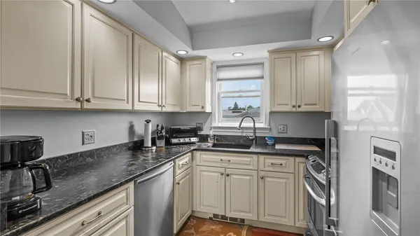 $5,000 | 492 Thames Street, Unit 4, Newport, RI 02840