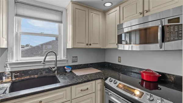 $5,000 | 492 Thames Street, Unit 4, Newport, RI 02840