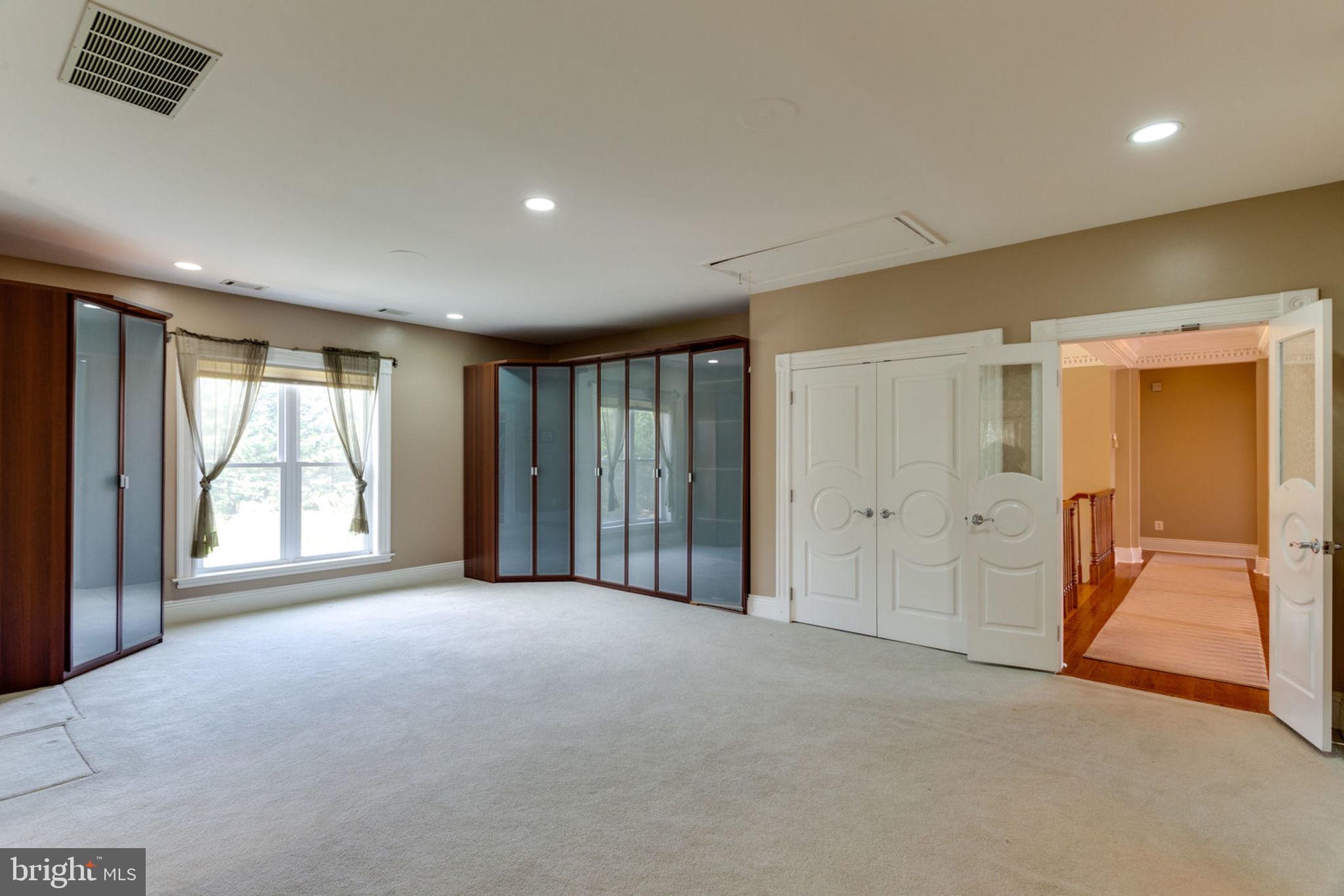 12821 Travilah Road Potomac, MD 20854 - Photo 20 of 59 Master Dressing Room
