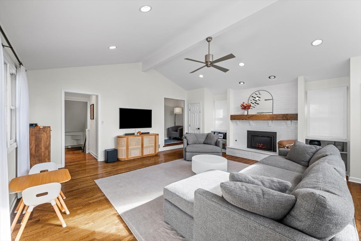 2329 Illinois Road Northbrook, IL 60062 - Photo 11 of 23