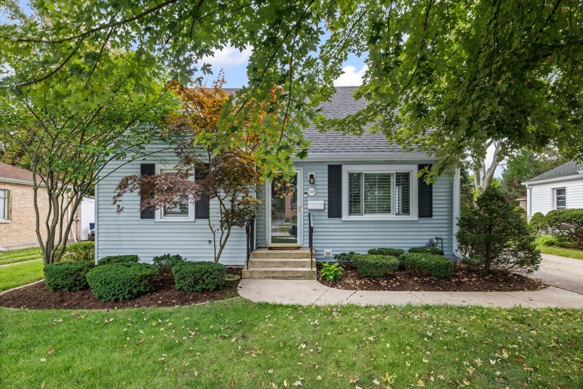 2329 Illinois Road Northbrook, IL 60062 - Photo 2 of 23