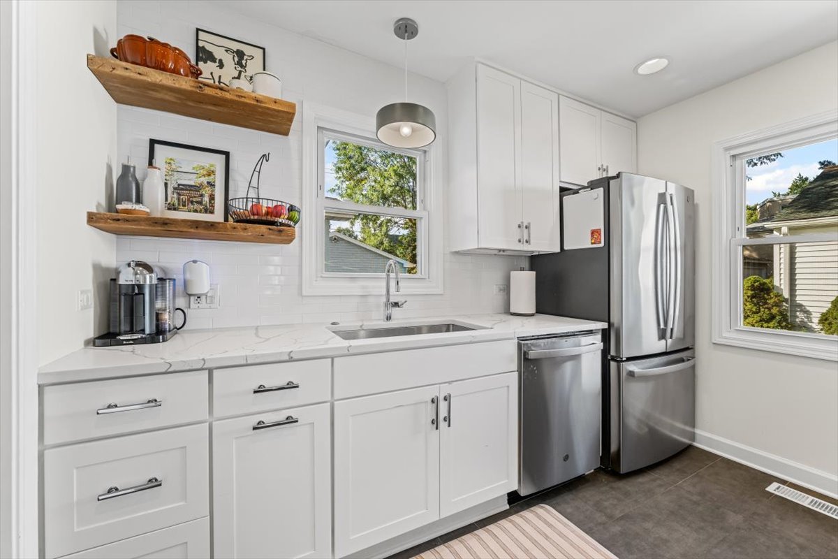 2329 Illinois Road Northbrook, IL 60062 - Photo 5 of 23