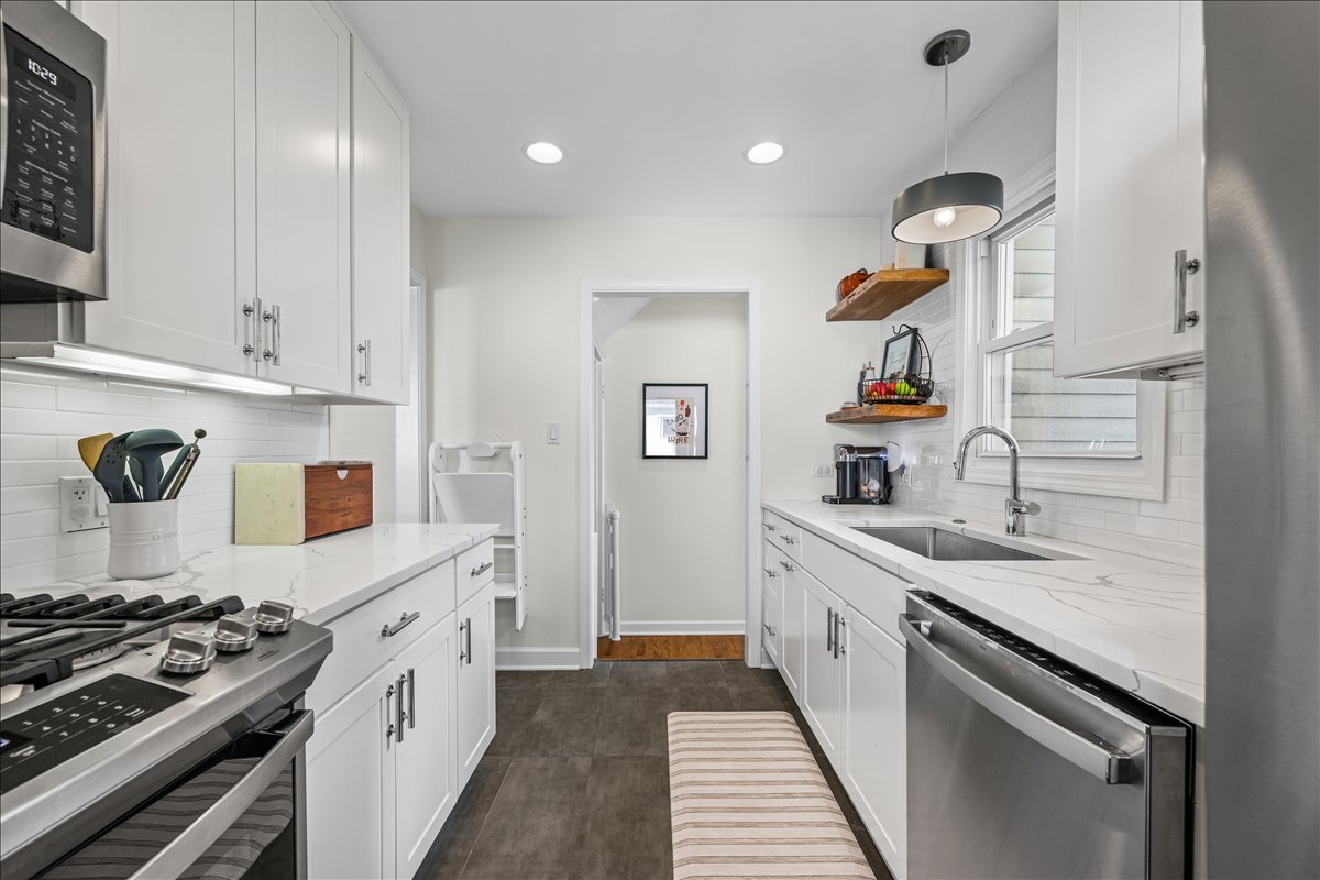 2329 Illinois Road Northbrook, IL 60062 - Photo 6 of 23