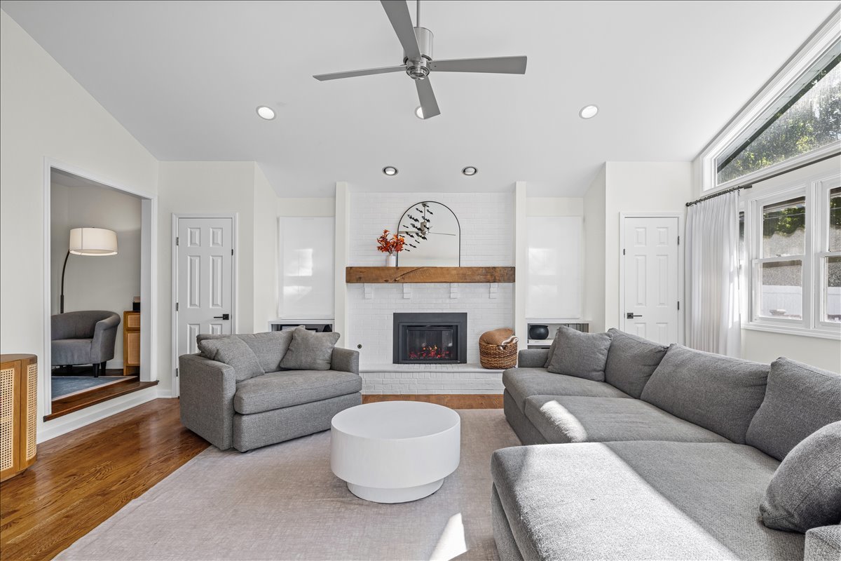 2329 Illinois Road Northbrook, IL 60062 - Photo 10 of 23