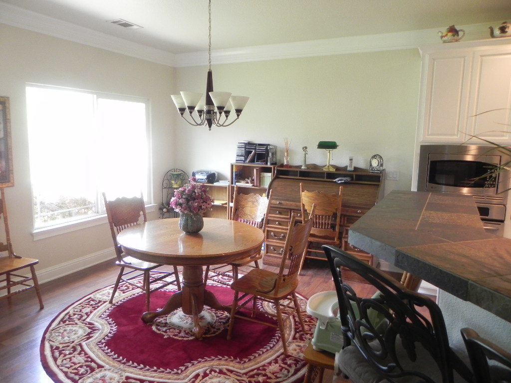 951 River Bend Road Redding, CA 96003 - Photo 12 of 21 DINETTE & BREAKFAST BAR